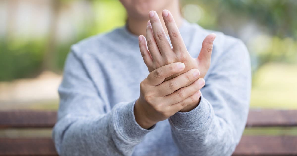 Woman with peripheral neuropathy in hands